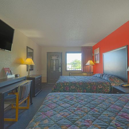 Regency Inn & Suites By Oyo Bay City Tx Exterior foto
