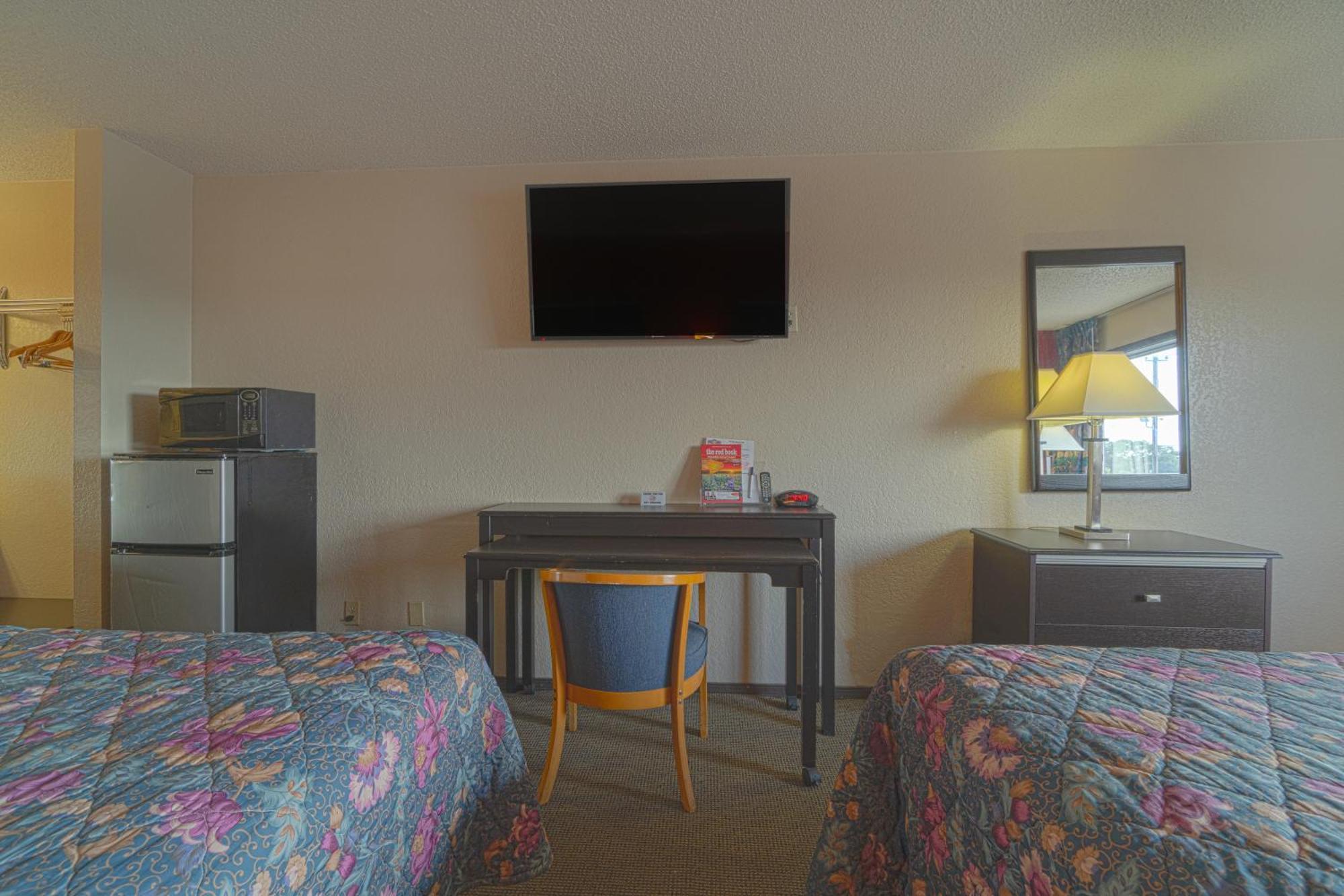 Regency Inn & Suites By Oyo Bay City Tx Exterior foto