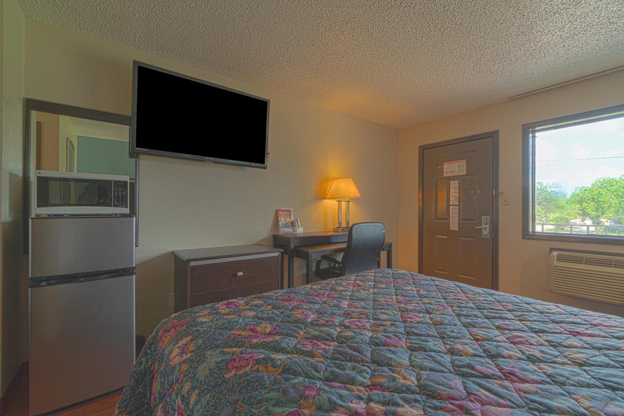 Regency Inn & Suites By Oyo Bay City Tx Exterior foto