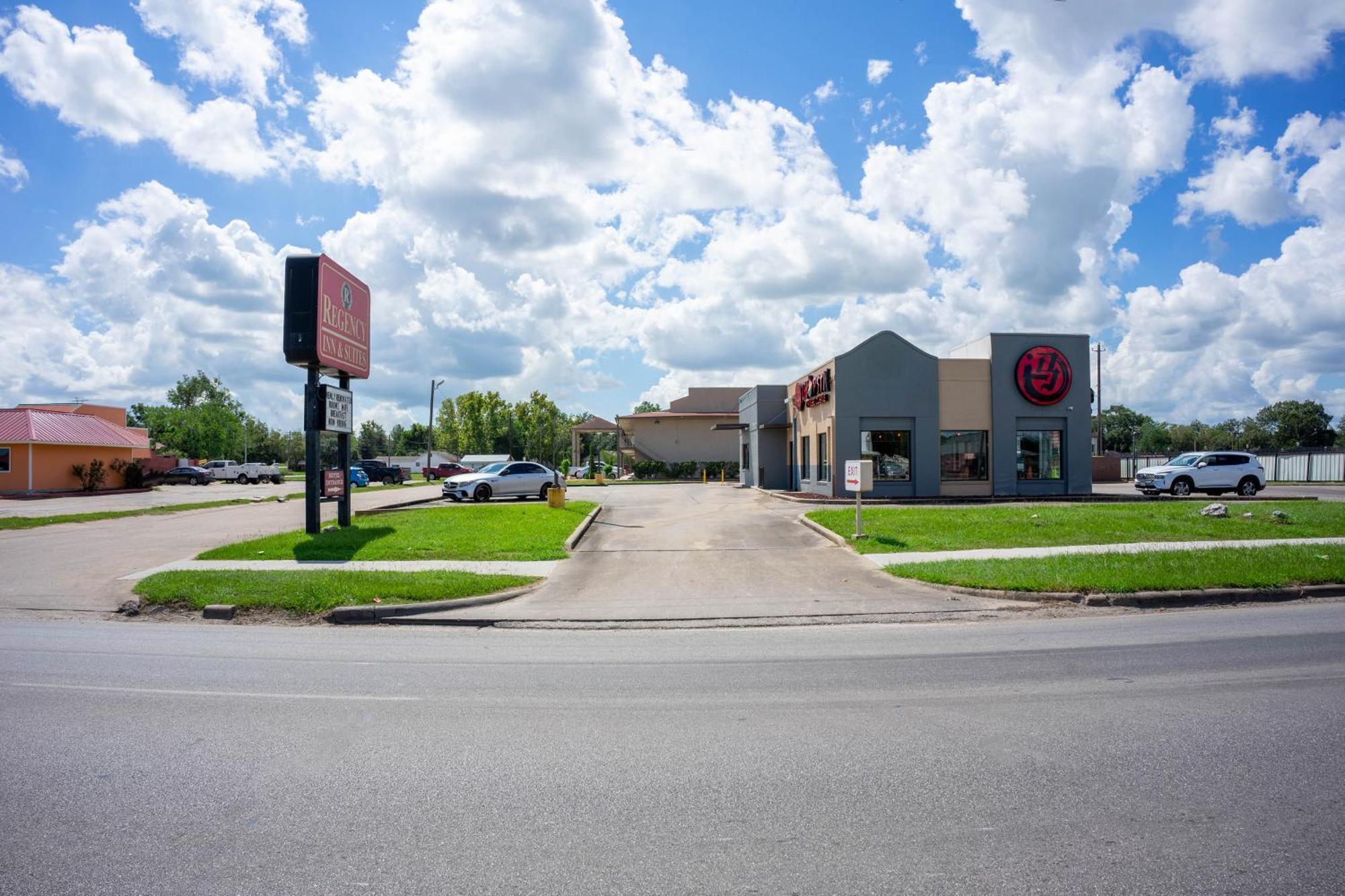 Regency Inn & Suites By Oyo Bay City Tx Exterior foto