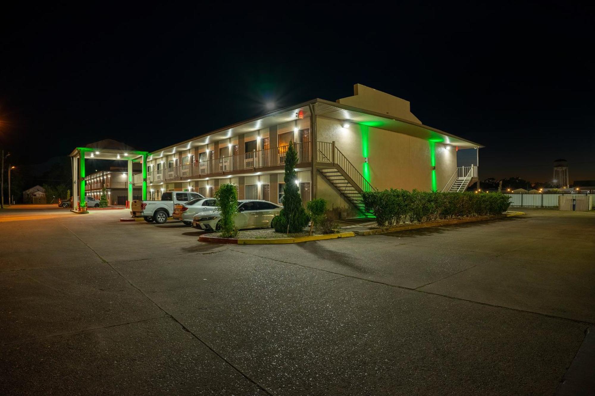 Regency Inn & Suites By Oyo Bay City Tx Exterior foto
