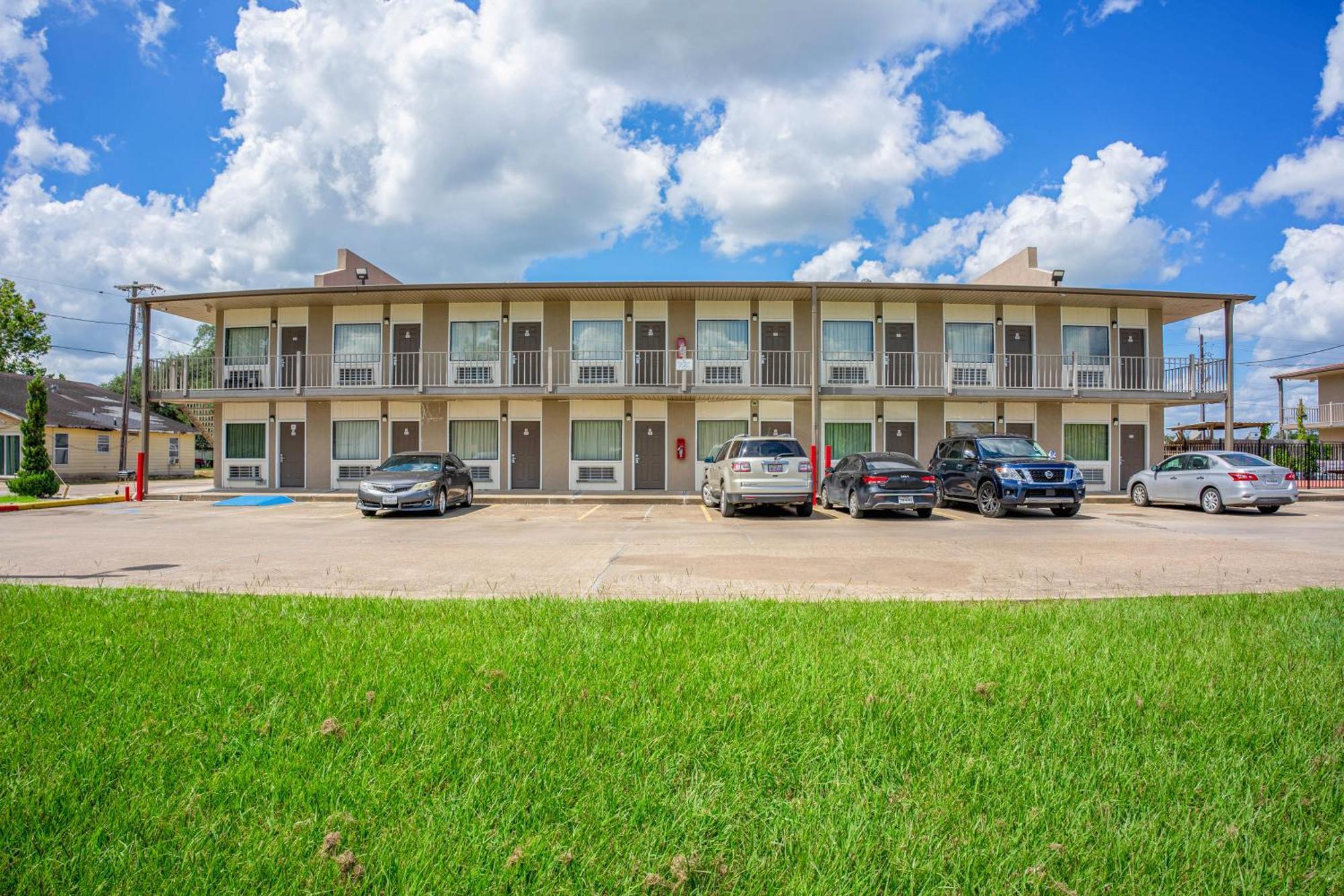 Regency Inn & Suites By Oyo Bay City Tx Exterior foto