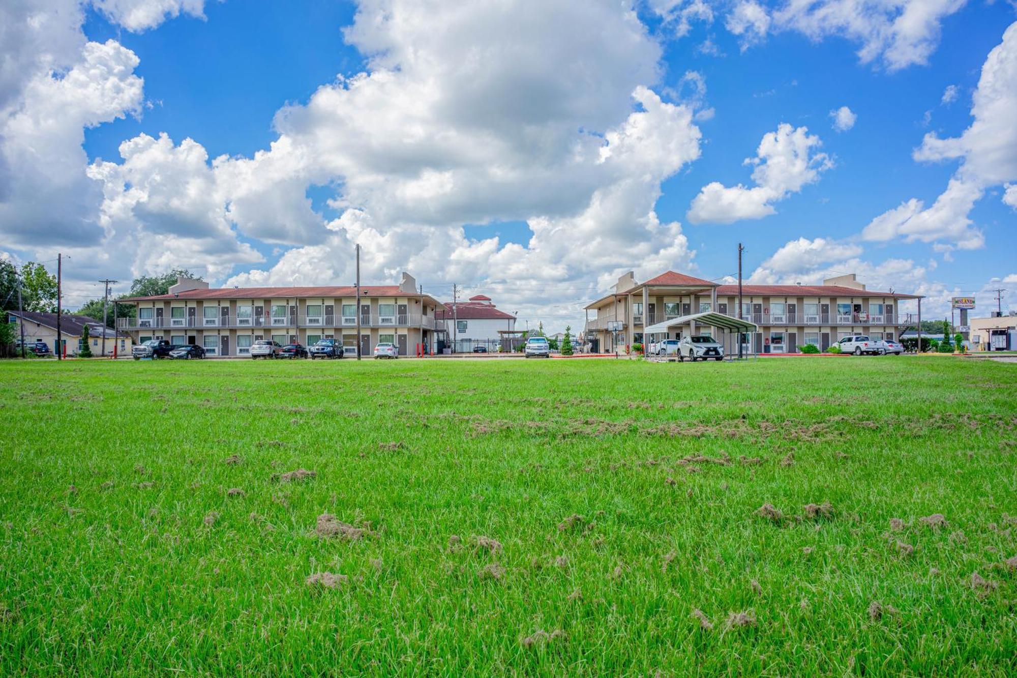 Regency Inn & Suites By Oyo Bay City Tx Exterior foto