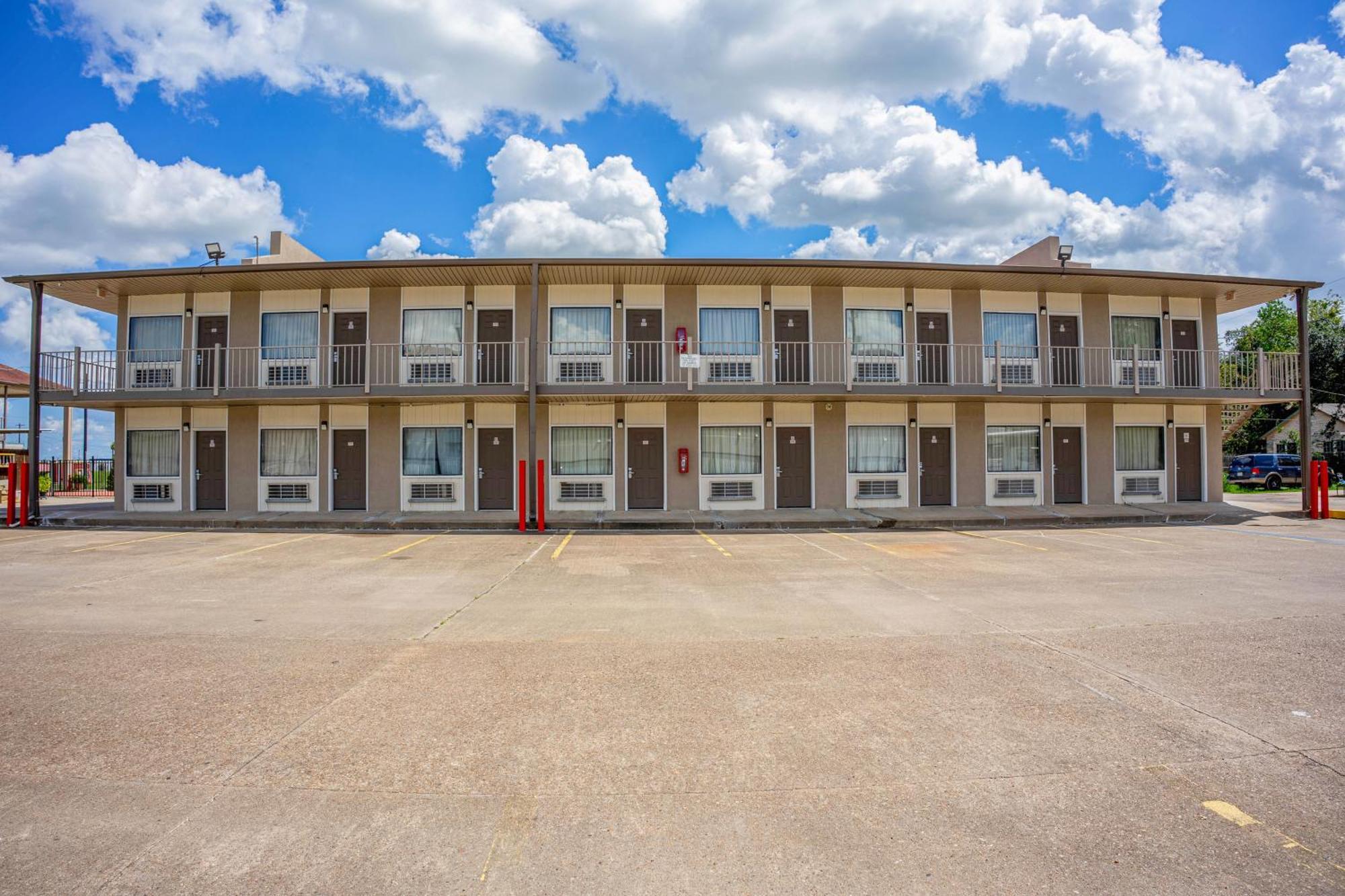 Regency Inn & Suites By Oyo Bay City Tx Exterior foto