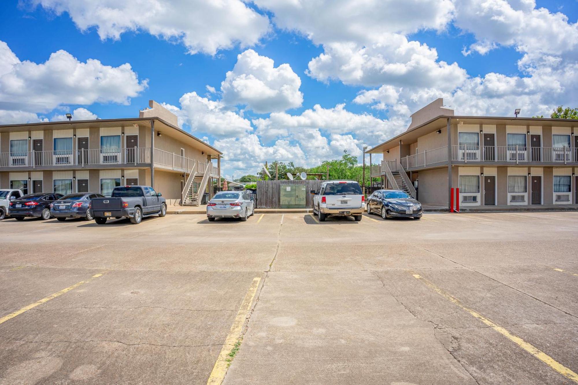 Regency Inn & Suites By Oyo Bay City Tx Exterior foto