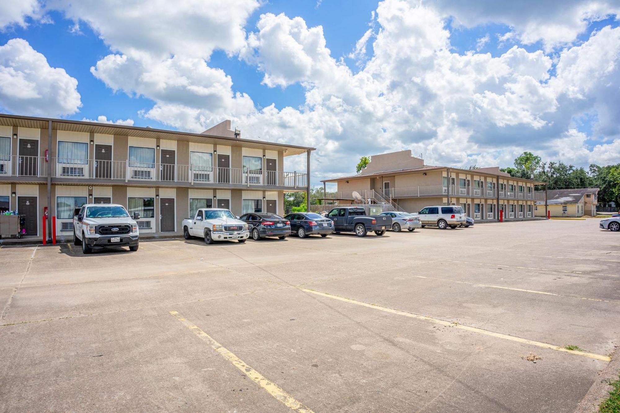Regency Inn & Suites By Oyo Bay City Tx Exterior foto